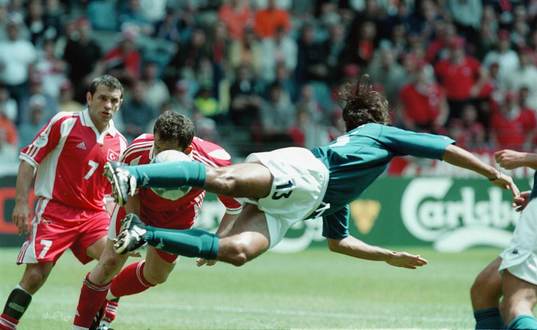 Målskytten Okan Bukur (7) mot Alessandro Nesta, Italien