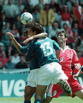  Turkiets store stjärna Hakan Sükür undrar vad Paolo Maldini och Alessandro Nesta gör…