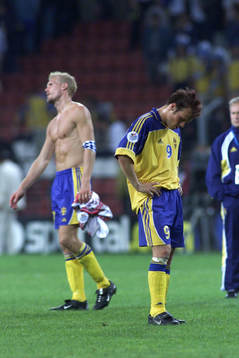  Deppigt i Sverige. Johan Mjällby och Fredrik Ljungberg tycker att det oavgjorde resultatet var som en förlust.