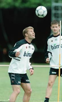  Bent Skammelsrud spelar fotbollstennis.
