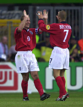  Alan Shearer jublar efter sitt 1-0 mål tillsammans med David Beckham.