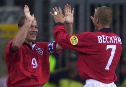  Alan Shearer saluterar, efter sitt 1-0 mÂl,  tillsammans med David Beckham