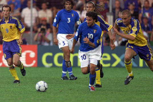 Alessandro Del Piero, Italien jagas av Olof Mellberg,