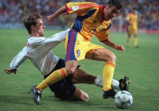 Phil Neville, England fäller Viorel Moldovan, Rumänien med straff som följd.