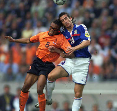 Edgar Davids vinner en höjdduell mot Johan Micoud,