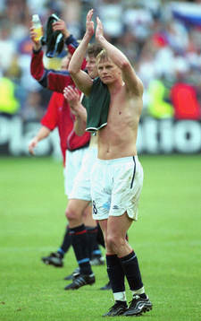 Steffen Iversen och Norge vandrar ut från stadion i Arnhem