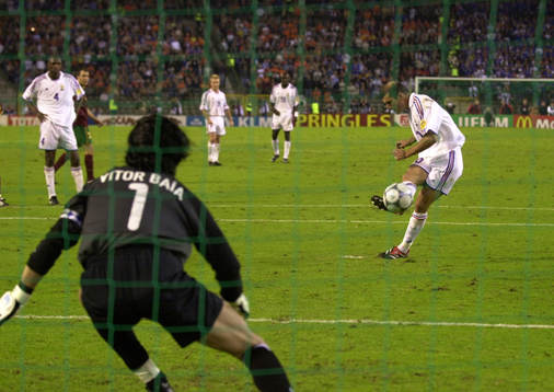 Zinedine Zidane gör målet som tar Frankrike till EM-final