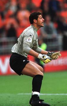  Italiens stora hjälte, Francesco Toldo har här räddat sin andra straff i matchen.