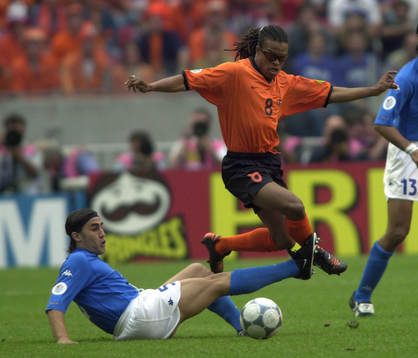  Edgar Davids, Holand tacklas av Fabio Cannavaro, Italien