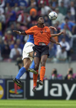  Patrick Kluivert, Holland vinner en höjdduell mot Mark Iuliano, Italien