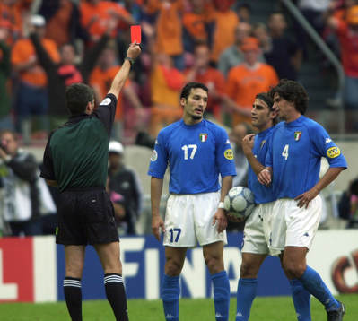  Gianluca Zambrotta, Italien skickas av banan av Tyske domaren Markus Merk