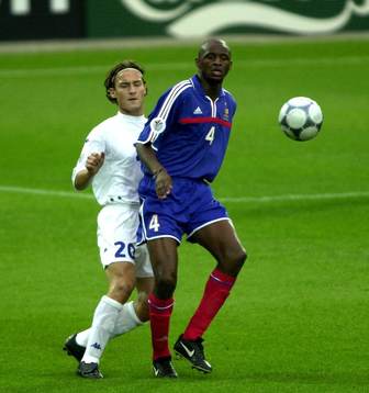  Patrick Vieria, Frankrike håller undan Francesco Totti, Italien