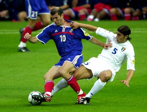  Zinedine Zidane, Frankrike uppvaktas av Fabio Cannavaro, Italien