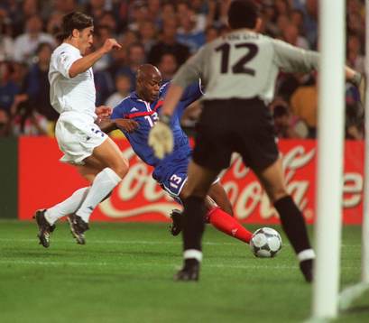 Fabio Cannavaro och Francesco Toldo, Italien och Sylvain Wiltford, Frankrike