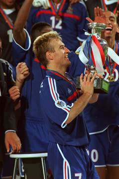 Frankrike jublar (Jubel) när Didier Deschamps höjer pokalen (pokal, buckla, trofé, EM-guld)