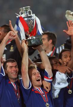  Frankrike jublar (Jubel) när Didier Deschamps höjer pokalen (pokal, buckla, trofé, EM-guld)
