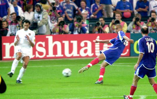   David Trezeguet gör Golden Goal för Frankrike.