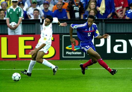  Theirry Henry, Frankrike tar sig förbi Alessandro Nesta, Italien