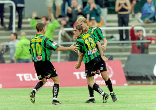 GAIS målskytt Lasse Johansson (mitten) gratuleras av