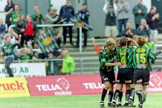 GAIS målskytt Lasse Johansson (2:a fr v) gratuleras av