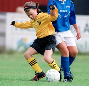 Kamp om bollen. (närkamp, flickor, flicka)