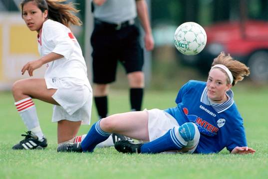 Kamp om bollen. (närkamp, flickor, flicka)