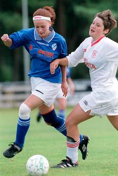 Kamp om bollen. (närkamp, flickor, flicka)