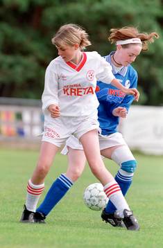 Kamp om bollen. (närkamp, flickor, flicka)