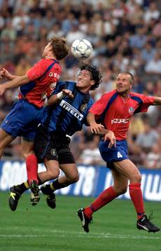  Ivan Zamorano, Inter och Ola Nilsson och Roland Nilsson, Helsingborg.