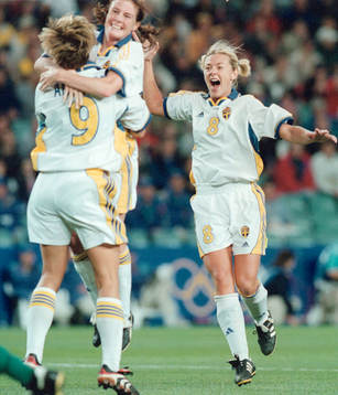 Målskytten (Straff) Malin Andersson gratuleras av Malin