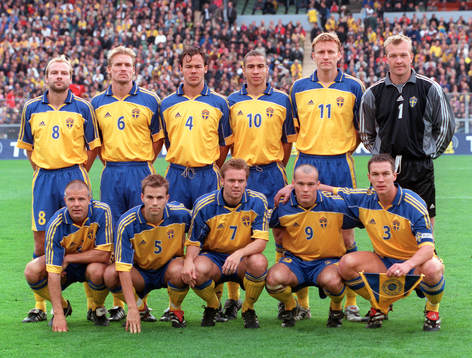 Sverige Övre raden fr.v. Håkan Mild, Johan Mjällby,