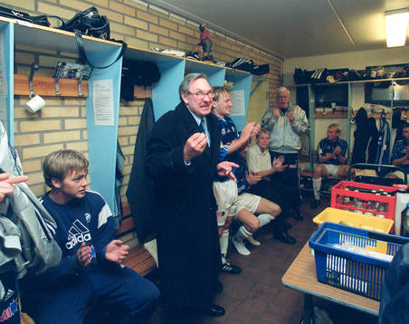 Saken är - i princip - klar Halmstad BK vinner allsvenskan år 2000. Det var sång och jubel i Halmstads omklädningsrum efter segern mot Frölunda. Ordförande Stig Nilsson var allsångsledare.