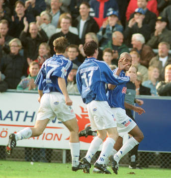 Jeffrey Aubynn har slagit en hörna, som betyder 1-0 för