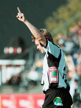  Håkan Söderstjerna jublar efter sitt 2-0-mål.