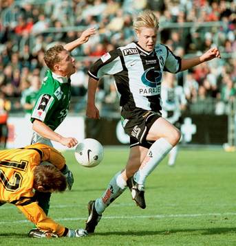  Matthias Eklund rundar Gunnar Sigürsson och får så när bollen i mål.