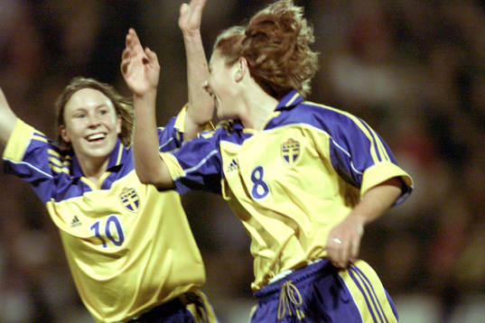 Tina Nordlund och Hanna Ljungberg jublar