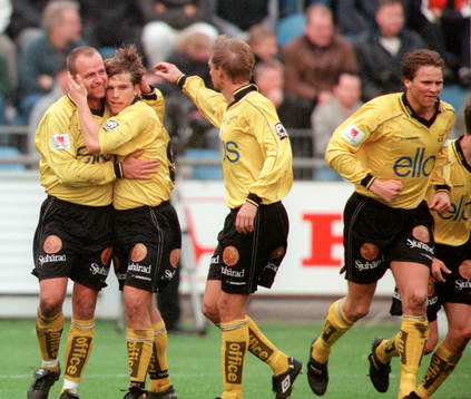 Anders Svensson gratuleras av sina lagkamrater