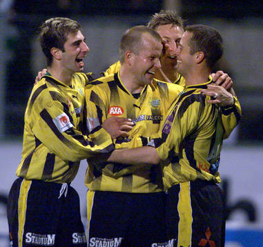 Kaj Eskelinen gratuleras 2-2