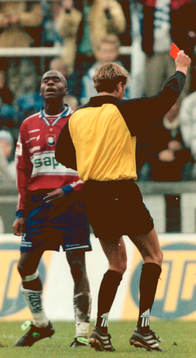 Walter Tomas Jr, Örgryte utvisad av Anders Frisk, domare