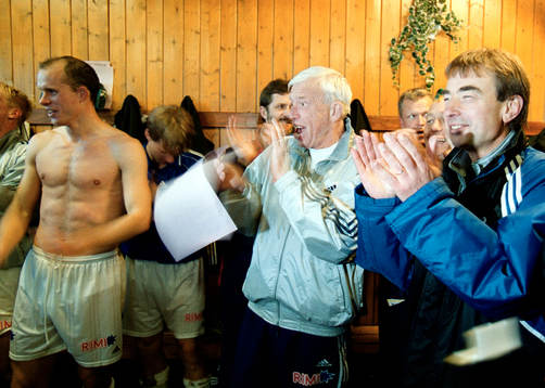  Halmstad BK Svenska mästare år 2000. Tom Prahl och grabbarna jublar i omklädningsrummet