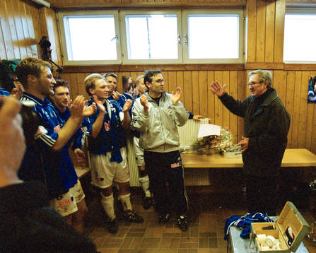  Halmstad BK Svenska mästare år 2000. Stig Nilsson, ordförande jublar