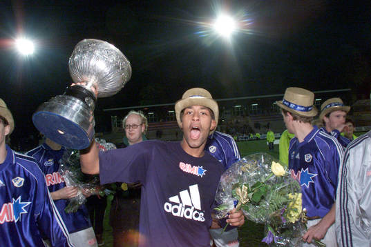  Jeffrey Aubynn, Halmstad. (Jubel, von Rosens pokal)