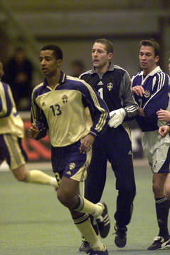 Benjamin Kibebe och målvakten Daniel Andersson, Sverige