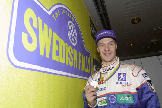 Vinnaren Harri Rovanperä visar upp sin medalj