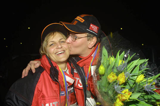 Thomas Rådström ger Thina Thörner en puss