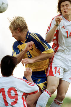 Matchens bästa spelare Martin Åslund vinner en luftduell