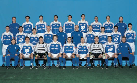  Anders Söderberg (massör), Joakim Olsson, Mattias Thorsell,  Leif Forsberg, Jon Ericsson, Johan Melander, Cain Dotson, Mats Barkemo, Peter Strömberg (materialförv.).Mellersta raden fr v : Christer Bergqvist, Mattias Nylund, Daniel Näsholm, Joel Cedergren, Per Ljungström (fystränare), Pehr-Olof Johansson (målv.trän), Stefan Ålander, Jonas Staaf,  Lars Oscarsson, Per Nilsson. Främre raden fr v: Örjan Norberg (ass. tränare),  Dennis Östlundh, Henrik Westin, Karl Ståhl, Fredric Lundqvist, Magnus Svensson, Fredrik Sundfors, Andreas Yngvesson, Anders Grönhagen (tränare).