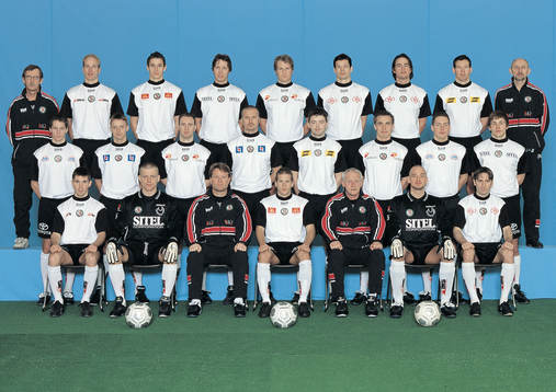  Anders Åberg (materialförv.), Johan Paulsson, Mirza Jelecak, Per Andersson, Fredrik Jansson, Thomas Andersson, Gustaf Andersson, Johan Wahlqvist, Bo-Gunnar Bogges (fystränare) Mellersta raden fr v:  Patrik Anttonen, Mikael Steen, Niklas Skoog, Lars Zetterlund, Einar Brekkan, Fredrik Nordback, Axel Kjäll, Jon Lundblad. Främre raden fr v: Jonas Pelgander, Anders Karlsson, Mats Jingblad (tränare), Per Gavelin, Sven-Gunnar Larsson (mv-tränare),Peter Westman, Peter Karlsson.

