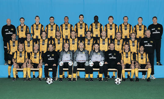 Inge Börjesson (mat. förvaltare), Peter Eriksson, Fredrik Lagemyr, Joakim Söndergaard, Ivo Skiljo, Kristian Johanssson, Njogu Demba Nyrén, Kim Källström, Peter Vougt, Niclas Svensson, Mats Johansson (mv-tränare) Mellersta raden fr v : Korosh Hatami, Michael Berndtsson, Daniel Forsell, Henrik Dahl, Rikard Karlsson-Kapella, Tobias Hysén, Mikael Göransson, Jimmy Tamm, Martin Karlsson, Göran Fridlund (massör) Främre raden fr v : Ulf Hollsten, Jonas Henriksson, Fulvio Hjortheimer, Christoffer Källkvist, Joakim Olsson, Thomas Svensson, Torbjörn Nilsson (tränare), Marcus Jarlegren, Johan Lind
