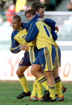 Sverige - Makedonien: Anders Svensson gratuleras av Tobias